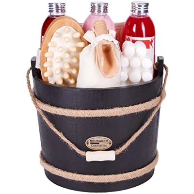Abbildung von BRUBAKER Hautreinigungs Set Bade und Dusch im Holz Fass, 9 tlg., Damen Geschenkset dekorativen Badefass, Pflegeset mit Cranberry Duft, reinigend pflegend, Badeset für Frauen