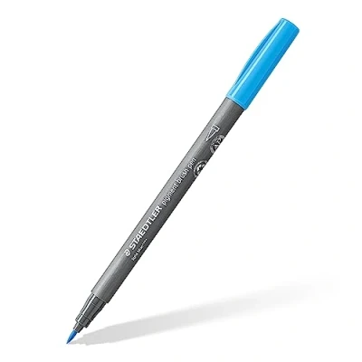 Abbildung von STAEDTLER brush pen pigment Arts, lichtblau, pigmentierte Premium Zeichentusche, Pinselspitze für variable Linienbreite, wasserfest, schnelltrocknend, 10 pens im Kartonetui, 371 30