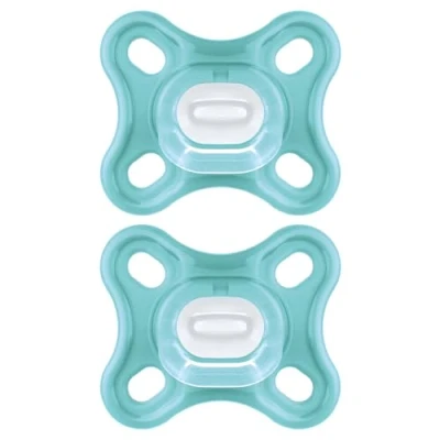 Abbildung von MAM Schnuller aus Silikon, 0 3 Monate, mit symmetrischem Sauger, extra klein und schmal, Skin Soft Silicone, leicht anzunehmen, selbststerilisierender Box, bequem, neutral, 2 Stück