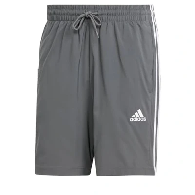 Abbildung von adidas Sportswear Aeroready Essentials Chelsea 3STRIPES kurze Sporthose, Herren, Größe: Small, Grey six