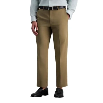 Abbildung von Haggar Herren Premium bügelfrei, Khaki, Klassische Passform, erweiterbare Taille, Flache Vorderseite, British 34W / 32L