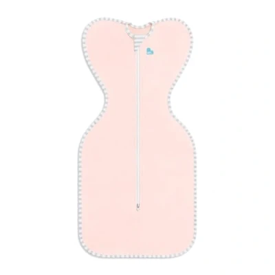 Abbildung von Love To Dream Pucksack Lite, Baby Erstausstattung Neugeboren (2,2 3,8kg), ideal für warme Temperaturen 24 27C, Arme hoch Position, zweiweg Reißverschluss einfaches Windelwechseln, Schlafsack Rosa