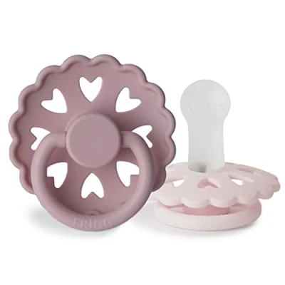 Abbildung von FRIGG Fairytale Schnuller 2 Packung Silikon BPA Frei Hergestellt in Dänemark Symmetrischer Sauger Kirschform (Twilight Mauve/White Lilac, Größe (6 18 Monate))