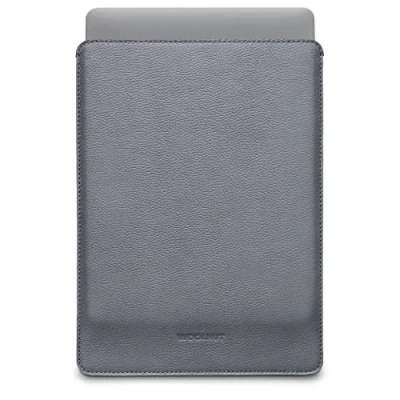 Abbildung von WOOLNUT Schutzhülle für MacBook Pro 14 Laden in der Hülle Vollnarbenleder, Innenseite aus Wollfilz perfekte Passform skandinavisches Design, kompatibel mit Apple Zoll Grau