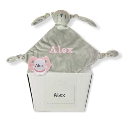 Abbildung von BebeDeParis Schnuller für Babys, personalisierbar mit Namen, Babys von 0 6 Monaten, BPA frei, präsentiert in eleganter Vintage Box (Rosa, + Doudou)