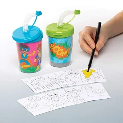 Abbildung von Baker Ross Kunststoff Becher Helden zum Ausmalen mit biegsamen Strohhalmen (3 Stück) Bastelidee für Kinder Verzieren und Trinken