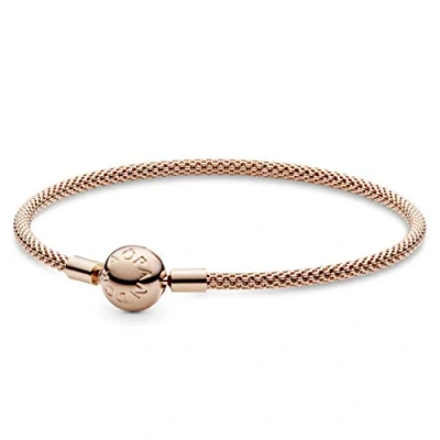 Abbildung von PANDORA Moments Mesh Armband aus 14 Karat rosévergoldeterr Metalllegierung mit geprägter Kugelschließe, kompatibel Charms und Anhängern der Kollektion, Größe: 21cm