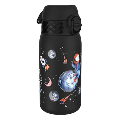 Abbildung von Ion8 Kinder Trinkflasche, Edelstahl 400ml, Auslaufsicher, Einhandöffnung, Sichere Verriegelung, Spülmaschinenfest, Klappdeckel, Tragegriff, Leicht zu Reinigen, Langlebig &amp; Kratzfest, Astronaut Design