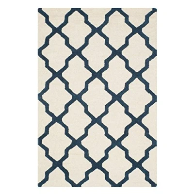 Abbildung von SAFAVIEH Geometrisch Teppich für Wohnzimmer, Esszimmer, Schlafzimmer Cambridge Collection, Kurzer Flor, Elfenbein und Marineblau, 122 X 183 cm