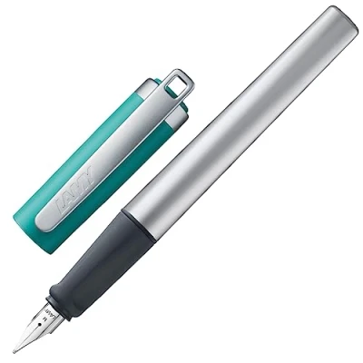 Abbildung von LAMY nexx leichter, stabiler Füllhalter 094 aus Aluminium mit Kappe in opal grün rutschfestem Griffstück und Edelstahlfeder für Linkshänder, ideal Schreibanfänger, die Schule oder Uni