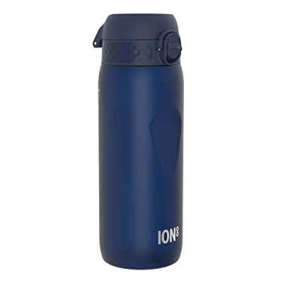 Abbildung von Ion8 Trinkflasche, 750ml, Auslaufsicher, Einhandöffnung, Sichere Verriegelung, Spülmaschinenfest, BPA frei, Tragegriff, Klappdeckel, Handgeformter Griff, Leicht zu Reinigen, Klimaneutral, Marineblau