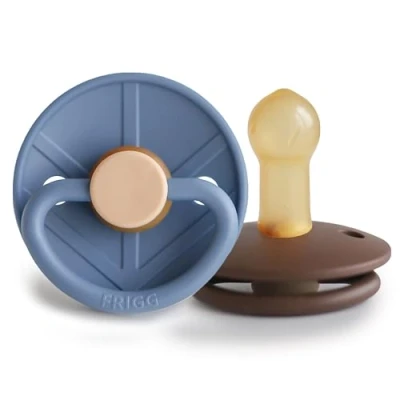 Abbildung von FRIGG Little Viking Latex Schnuller 2&#039;er Packung Naturkautschuk BPA Frei Hergestellt in Dänemark Symmetrischer Sauger Kirschform (Ocean View/Cocoa, Größe 2 (6 18 Monate))