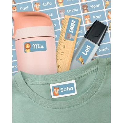 Abbildung von melu kids® Namensaufkleber für Kinder Kleidung &amp; Gegenstände (180 Stück) Kita/Schule Namensschilder waschmaschinenfest und personalisiert (blau)