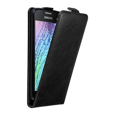 Abbildung von Cadorabo Hülle kompatibel mit Samsung Galaxy J1 2015 Flip Design aus Premium Kunst Leder Klappbare Stoßfeste Magnetische Cover für Tasche in Schwarz