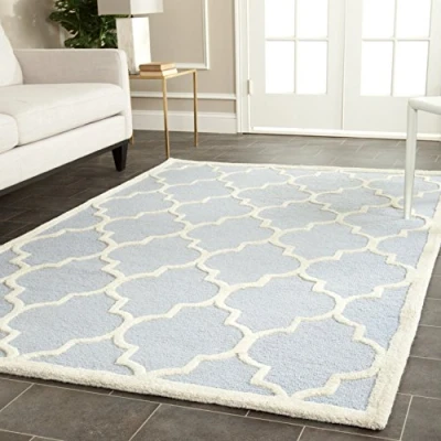 Abbildung von SAFAVIEH Geometrisch Teppich für Wohnzimmer, Esszimmer, Schlafzimmer Cambridge Collection, Kurzer Flor, Hellblau und Elfenbein, 122 X 183 cm
