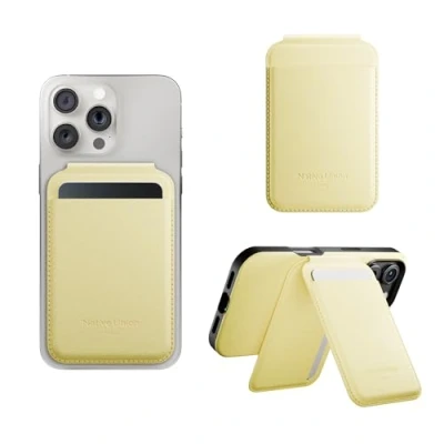 Abbildung von Native Union Active Wallet Stand MagSafe Kartenhalter für iPhone 16, 15, 14, 13, 12 Sicher &amp; Ultradünn 4 Karten Robust Recycelte Materialien (Zitrone)