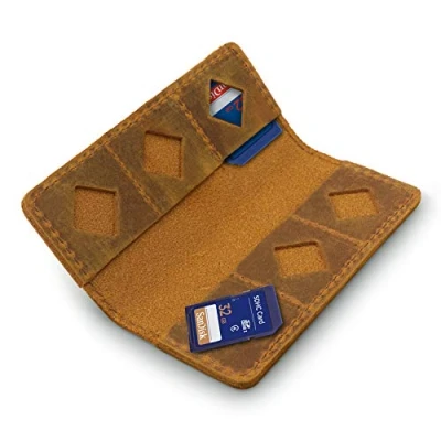 Abbildung von MegaGear SD Kartenhalter, Leder, Camel
