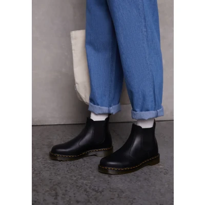 Abbildung von Dr. Martens 2976 Chelsea Vegan Stiefelette, Größe: 43, Black Schuhe