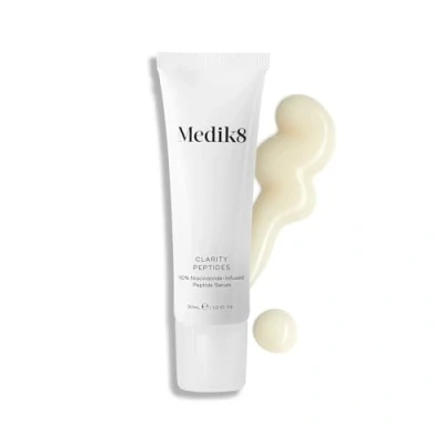 Abbildung von Medik8 Clarity Peptides 10% Niacinamid infundiertes Peptid Serum mit Hyaluronsäure Für sichtbar geklärte, strahlende Haut 30ml