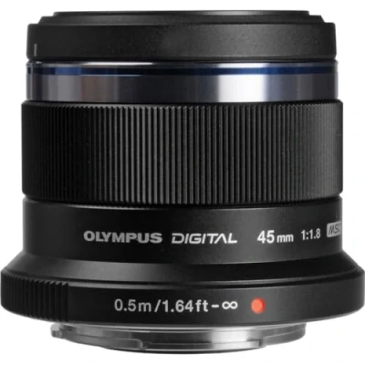 Abbildung von Olympus M.Zuiko Digital 45mm F1.8 Objektiv, lichtstarke Festbrennweite, geeignet für alle MFT Kameras (Olympus OM D &amp; PEN Modelle, Panasonic G Serie), schwarz