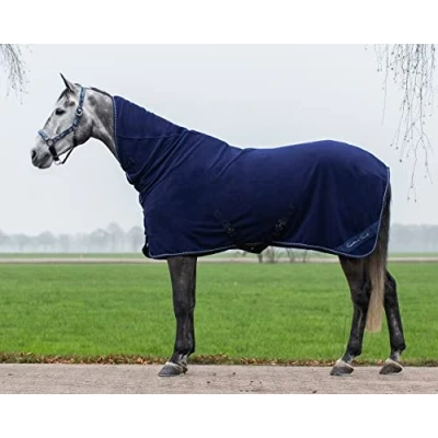 Abbildung von QHP Fleecedecke Brilliance mit Nacken / Blueberry Unterlänge: 175 cm &amp; Rückenlänge: 130