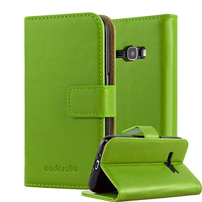 Abbildung von Cadorabo Hülle kompatibel mit Samsung Galaxy J1 2016 aus Premium Kunst Leder Flip Klappbare Stoßfeste Magnetische [Standfunktion] [Kartenfächern] Cover für Tasche in Grün