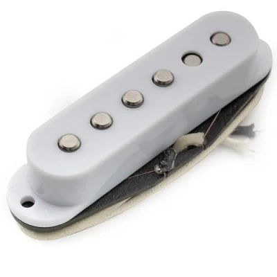Abbildung von Musiclily Pro ST 50S Staggered Alnico 5 Single Coil Tonabnehmer Mitte Pickup 5,9K für Strat Style E Gitarre, Weiß