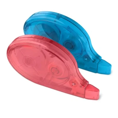 Abbildung von Amazon Basics White Out Korrekturband mit Spender, 2 Stück, einfach zu bedienen, 12 m, 9 x 4,8 1,6 cm, Rot, Blau