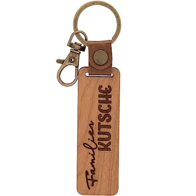 Abbildung von GRUSS &amp; CO Schlüsselanhänger Holz Motiv Familienkutsche Anhänger aus Kirschholz mit Gravur Familienkutsche, inkl. Karabiner 48330