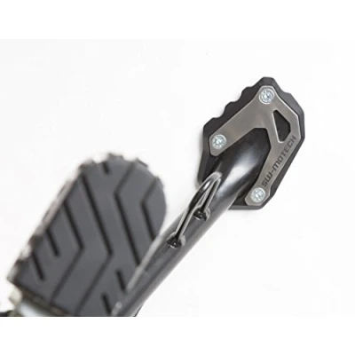Abbildung von SW MOTECH Seitenständerfuß Verbreiterung, Schwarz/Silbern für V Strom 1000 (14 ), GSX S 1000/F