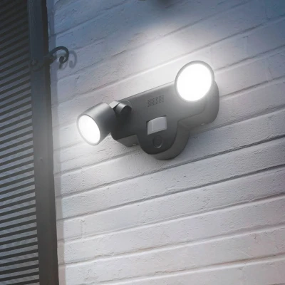 Abbildung von LEDVANCE SMART+ Outdoor Wandleuchte mit Kamera, warmweißes LED Licht (3000K), 2 Leuchtenköpfen aus hochwertigen Metall, integrierter Lautsprecher, Memory Card, smarte WIFI Technologie, IP44