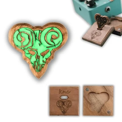 Abbildung von Knc Picks Pick Of Destiny Plektrum aus Holz mit Wachssiegel für E Gitarre und Ukulele