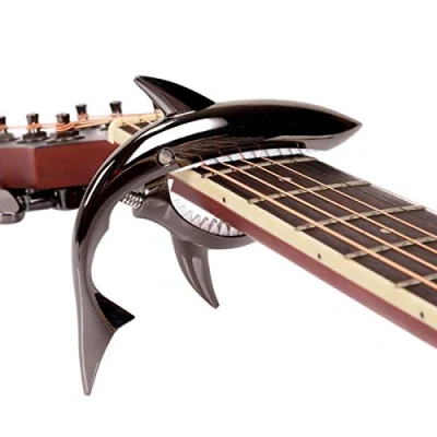 Abbildung von JINWEE Shark Gitarrenkapodaster, hübsch, cooler Kapodaster für elektrische Akustikgitarre, Ukulele, Zinklegierung, Federkapodaster (schwarz)