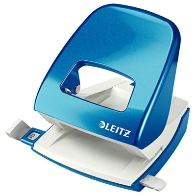 Abbildung von Leitz Büro Locher aus Metall, Für 30 Blatt, Anschlagschiene mit Formatvorgaben, Ergonomisches Design, Blister Verpackung, blau, WOW Serie, 50082036