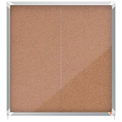 Abbildung von Nobo abschließbarer Schaukasten mit Kork Notiztafel, Praktische Schiebetüren, 12 x A4, Premium Plus, Naturbraun, 1902574