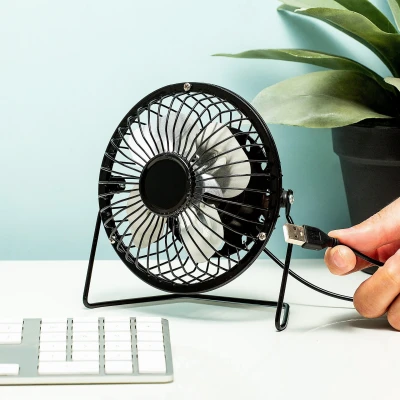 Abbildung von Kikkerland Tischventilator mit USB Anschluss in der Farbe Schwarz, US143 BK EU