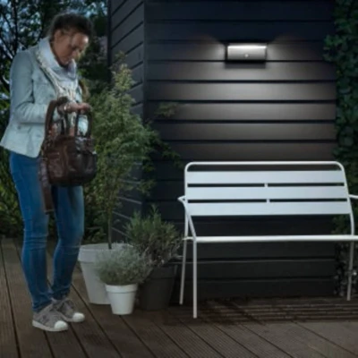Abbildung von Philips Bustan LED Outdoor Wandleuchte (9 W), wetterfeste Außenleuchte mit Bewegungssensor und kaltweißer, dimmbarer Beleuchtung, anthrazit
