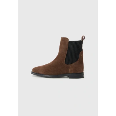 Abbildung von Tommy Hilfiger Chelseaboots &quot;FLAG SUEDE CHELSEA BOOT&quot;, Stiefelette, Businessschuh mit Hardcover Flagge an der Ferse