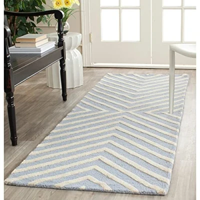 Abbildung von SAFAVIEH Geometrisch Teppich für Wohnzimmer, Esszimmer, Schlafzimmer Cambridge Collection, Kurzer Flor, Hellblau und Elfenbein, 76 X 244 cm