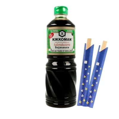 Abbildung von Salzreduzierte (Less Salt) Sojasauce im 975ml Sparpack inklusiv einem 2er Set Chopsticks