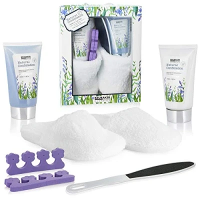 Abbildung von BRUBAKER Hautreinigungs Set Beauty Wellness mit Hausschuhen, 6 tlg., Frauen Fußpflege Slippers aus Teddy Plüsch, Geschenkset Lavendel Salbei Minze Duft