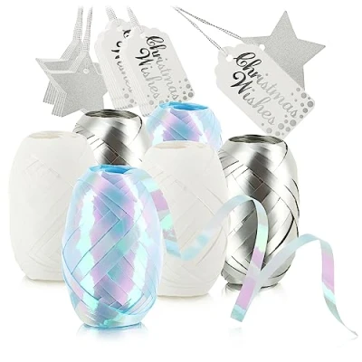 Abbildung von com four® 2X Verpackungsdekoset zum Verpacken und dekorieren Ihrer Geschenke. Geschenkbänder + 2 Sorten Anhänger, Rund mit weihnachtlichen Schriftzug Tannenbaum.