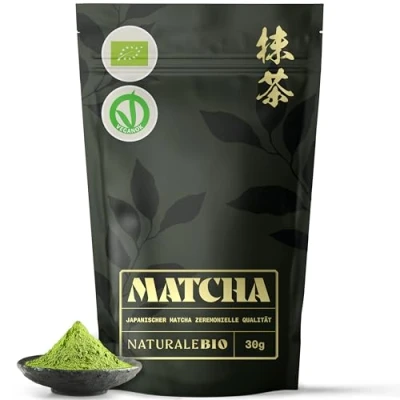 Abbildung von Matcha Tee Pulver Bio Ceremonial Grade 30g Original Green Tea aus Japan. Grüntee Zeremonie Qualität, hergestellt in Uji, Kyoto. Ideal zum Trinken, Kochen und als Kaffee Latte Zugabe.