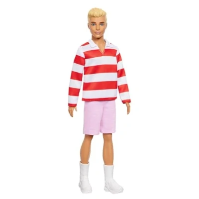 Abbildung von Barbie Fashionistas Ken Puppe Nr. 241 mit blonden Haaren und einem rot weiß gestreiftem Polohemd rosafarbener kurzer Hose, weißen Crew Socken Sneakern, HYV01