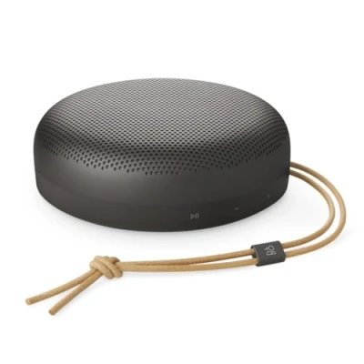 Abbildung von Bang &amp; Olufsen Beosound A1 (3. Generation) Tragbarer wasserdichter Bluetooth Lautsprecher mit 3 Mikrofonen, Cradle to Zertifiziert Warm Granite