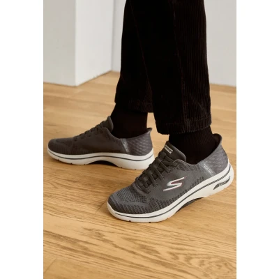 Abbildung von Skechers Performance GO WALK ARCH FIT 2.0 Walkingschuh, Herren, Größe: 42, Charcoal/red Schuhe