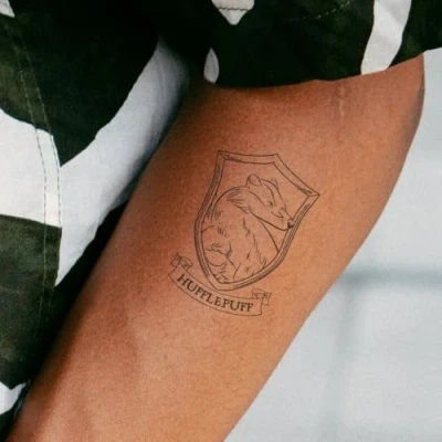 Abbildung von Harry Potter House Hufflepuff Wappen Tattoo
