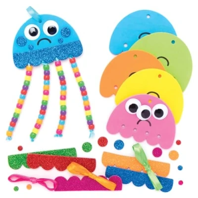 Abbildung von Baker Ross Anhänger Bastelsets „Qualle“ mit Perlen, für Kunst und Bastelprojekte Kinder (5 Stück), Rot,Blau,Rosa