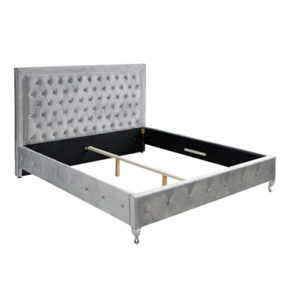 Abbildung von Invicta Interior Chesterfield Doppelbett EXTRAVAGANCIA 180x200cm Silbergrau Samt Nietenbesatz