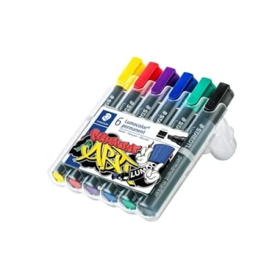 Abbildung von STAEDTLER Permanent Marker Lumocolor, Keilspitze, Linienbreite 2 oder 5 mm, lichtbeständig, schnelltrocknend, geruchsarm, lange Lebensdauer, 4 in aufstellbarer Box, 350 WP6 1